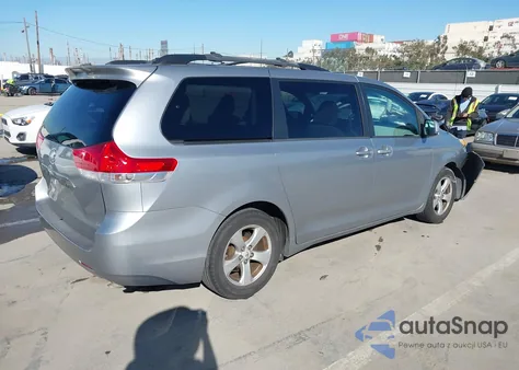 2011 Toyota Sienna Le V6 z USA, uszkodzony, nr VIN 5TDKK3DC8BS132349